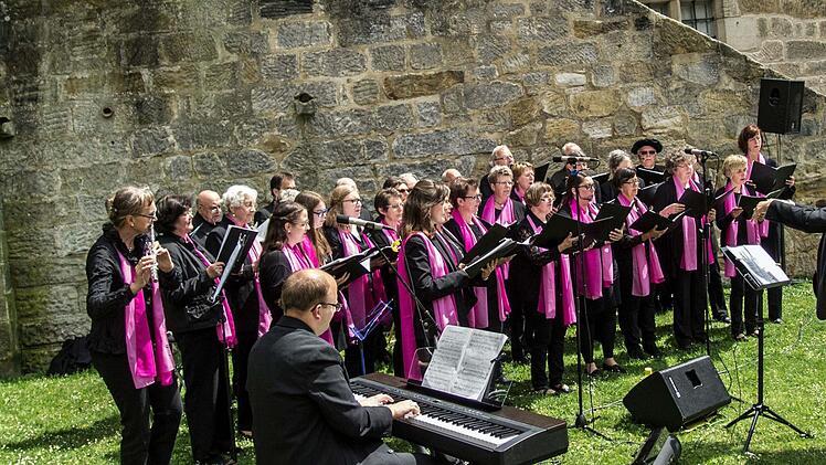 Unter der Leitung von Sigurd Knopp sang der SMS-Chor Ludwigsstadt das Luther-Oratorium von Siegfried Fietz auf der Veste. Foto: Jochen Berger