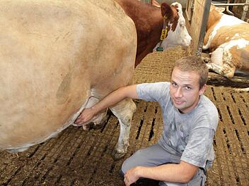 Paul Tonndorf aus Egloffstein bei der Jungviehbeurteilung in der praktischen Prüfung.  Foto: Mathias Erlwein