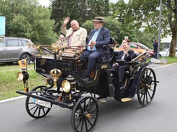 Ein Blickfang war das historische Gefährt, mit dem Schirmherr Carl-August Heinz und Bürgermeister Peter Ebertsch den Festzug begleiteten. Fotos: Michael Wunder