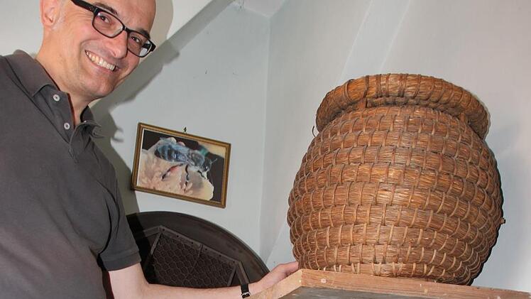 Stefan Andritscke in der Nische des Eberner Heimatmuseums,  in der historische Imkerutensilien präsentiert werden. Foto: Eckehard Kiesewetter