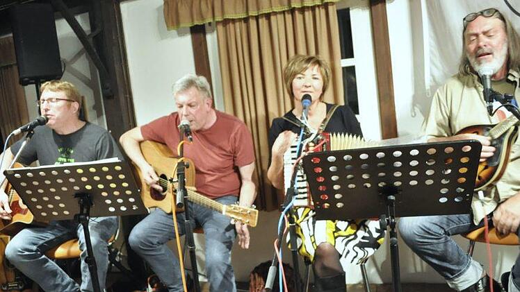 Ebenfalls zum ersten Mail im "Iwinner Tunnlsaal" waren der Seßlacher Holzbildhauer Wolfgang Schott (rechts) und seine Band.Simon Albrecht