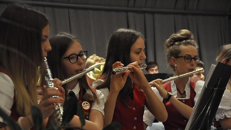 Die Steinacher Musikanten unter der musikalischen Leitung von Bernd Borst verstehen es immer wieder, ihr Publikum zu begeistern. Foto: Peter Klopf