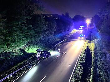 In Margetsh&ouml;cheim (Landkreis W&uuml;rzburg) kam ein betrunkener 24-J&auml;hriger von der Fahrbahn ab und &uuml;berschlug sich dabei mehrmals. Trotzdem zog er sich nur kleinere Verletzungen zu. Foto: NEWS5/Patzak