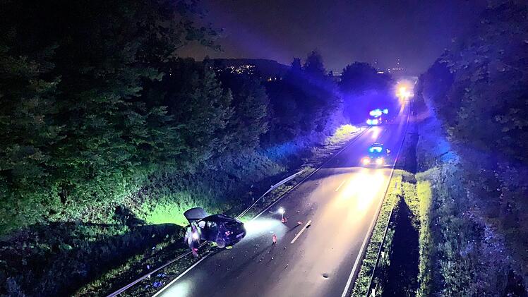 In Margetshöcheim (Landkreis Würzburg) kam ein betrunkener 24-Jähriger von der Fahrbahn ab und überschlug sich dabei mehrmals. Trotzdem zog er sich nur kleinere Verletzungen zu. Foto: NEWS5/Patzak