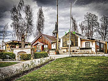 Wo damals Maria erschienen sein soll, steht heute eine katholische Gebetsst&auml;tte. Foto: Helmut Vorndran