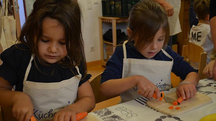 Madeleine und Sila schnippeln Karotten. Foto: Gabi Bertram