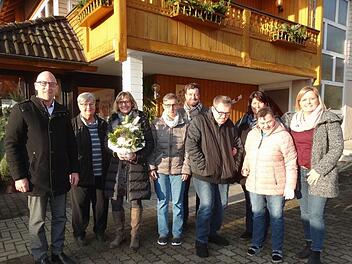 Annette Scheuring, die Leiterin der Lebenshilfe Wohnstätte in  Unterweißenbrunn geht zum Ende des Jahres in den Ruhestand: (von links): Geschäftsführer Jens Fuhl, Vorsitzende Brunhilde  Hergenhan, Annette Scheuring, Mitbewohnerin  Ute, André Hahn,  Mitbewohner Franz,  Ulli Hollmann, Mitbewohnerin Katja und die künftige  Wohnstättenleiterin Anna-Lena Fellenstein. Foto: Marion Eckert