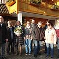 Annette Scheuring, die Leiterin der Lebenshilfe Wohnstätte in  Unterweißenbrunn geht zum Ende des Jahres in den Ruhestand: (von links): Geschäftsführer Jens Fuhl, Vorsitzende Brunhilde  Hergenhan, Annette Scheuring, Mitbewohnerin  Ute, André Hahn,  Mitbewohner Franz,  Ulli Hollmann, Mitbewohnerin Katja und die künftige  Wohnstättenleiterin Anna-Lena Fellenstein. Foto: Marion Eckert