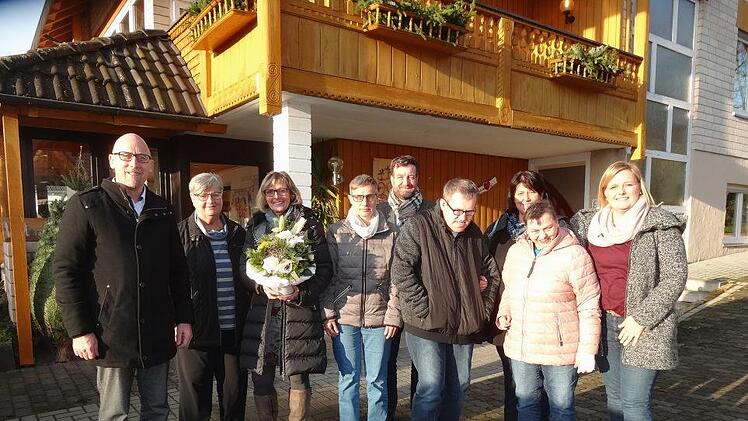 Annette Scheuring, die Leiterin der Lebenshilfe Wohnstätte in  Unterweißenbrunn geht zum Ende des Jahres in den Ruhestand: (von links): Geschäftsführer Jens Fuhl, Vorsitzende Brunhilde  Hergenhan, Annette Scheuring, Mitbewohnerin  Ute, André Hahn,  Mitbewohner Franz,  Ulli Hollmann, Mitbewohnerin Katja und die künftige  Wohnstättenleiterin Anna-Lena Fellenstein. Foto: Marion Eckert