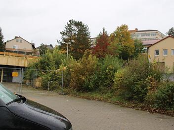 Das Hallenbad (links), das BBZ (oben) und die Landwirtschaftsschule (rechts) stehen eng beieinander. Bürgermeister Michael Kastl will eine Machbarkeitsstudie für das ganze Areal. Foto: Thomas Malz