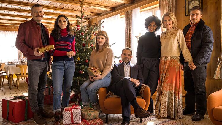Werden die erwachsenen Streithammel zum Weihnachtsfest Frieden finden? Die Patchwork-Familie (von links) Till (Manuel Rubey), Shirin (Pegah Ferydoni), Bea (Sarah Bauerett), Jerry (Juergen Maurer), Nicole (Dennenesch Zoud&eacute;), Andrea (Maria Furtw&auml;ngler) und Horst (Leo Reisinger) hat sich versammelt.