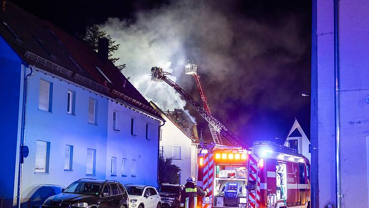 Toter bei Dachstuhlbrand in N&uuml;rnberger Mehrfamilienhaus