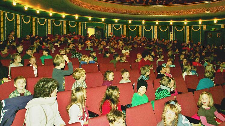 In den Plüschsesseln des Kurtheaters nehmen die Schüler sonst nie Platz. Die ungewohnte Atmosphäre gehört mit dazu.