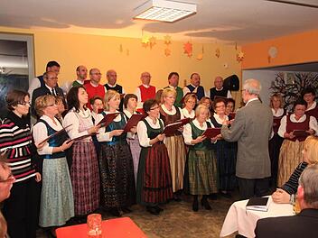 Walter Wohlhöfner dirigierte zum Wohlgefallen der Zuhörer den Chor. Fotos: Galster