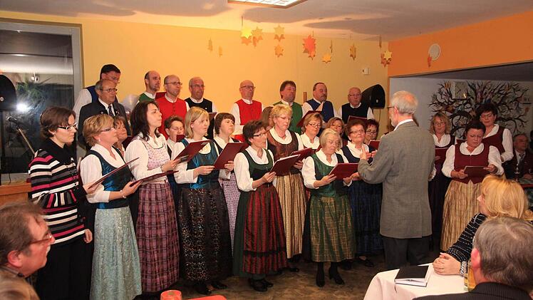 Walter Wohlhöfner dirigierte zum Wohlgefallen der Zuhörer den Chor. Fotos: Galster