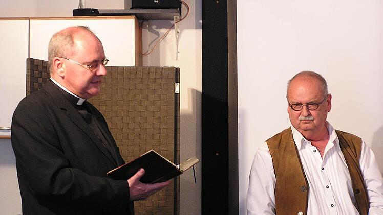 Kilian Kemmer (l.) segnete das neue Filmtheater von Werner Schramm.