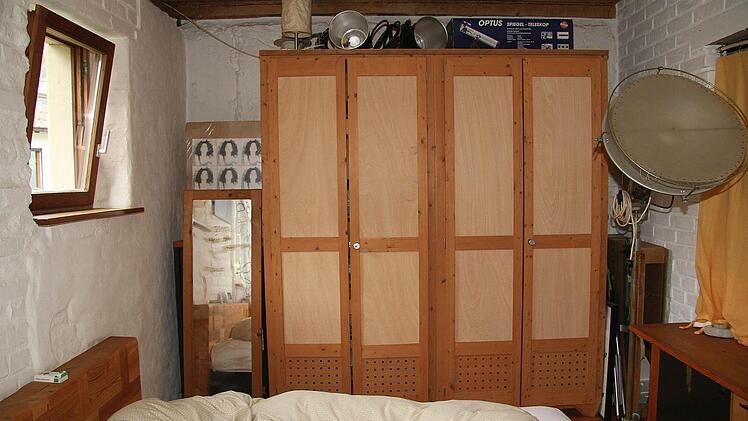Sogar der Schlafzimmerschrank ist selbst gemacht. Foto: Sonja Adam