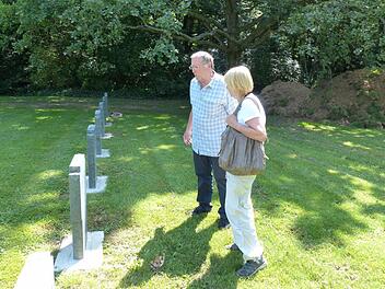 1944 hat Jürgen Kindel - hier mit seiner Ehefrau Waltraud - seinen Vater in Großenbrach das letzte Mal gesehen. Nach 70 Jahren hat er endlich dessen Grab gefunden. Fotos: Edgar Bartl