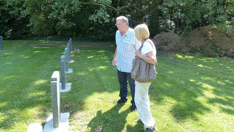 1944 hat Jürgen Kindel - hier mit seiner Ehefrau Waltraud - seinen Vater in Großenbrach das letzte Mal gesehen. Nach 70 Jahren hat er endlich dessen Grab gefunden. Fotos: Edgar Bartl