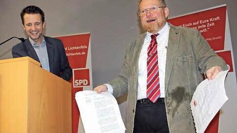 Er kam mit eineinhalbstündiger Verspätung an, dann schüttete er auch noch sein Wasserglas um - Landtagsabgeordneter Klaus Adelt (SPD) nahm es mit Humor. Links im Bild SPD-Kreisvorsitzender Andreas Hügerich.