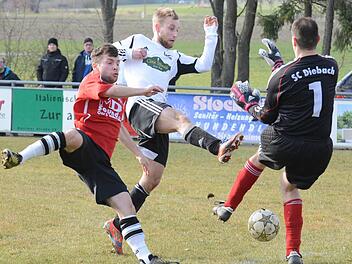 Auf Kollisionskurs (von links): Julian Schaupp (SC Diebach), Florian Heier (DJK Kothen) und Diebachs Torwart Daniel Katzenberger.  Foto: ssp