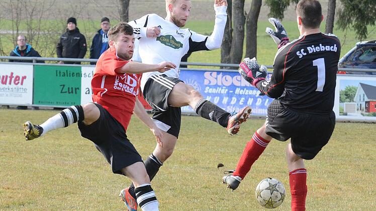 Auf Kollisionskurs (von links): Julian Schaupp (SC Diebach), Florian Heier (DJK Kothen) und Diebachs Torwart Daniel Katzenberger.  Foto: ssp