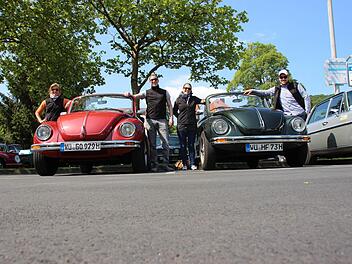 Zwei mal ist das Käfer-Cabrio-Team Firnkorn/Jung vertreten. Den roten VW fahren Herbert Heiß und Marie Firnkorn, den grünen Fabian Jung und Lotte Firnkorn.  Fotos: Benedikt Borst(4)/Thomas Malz(2)
