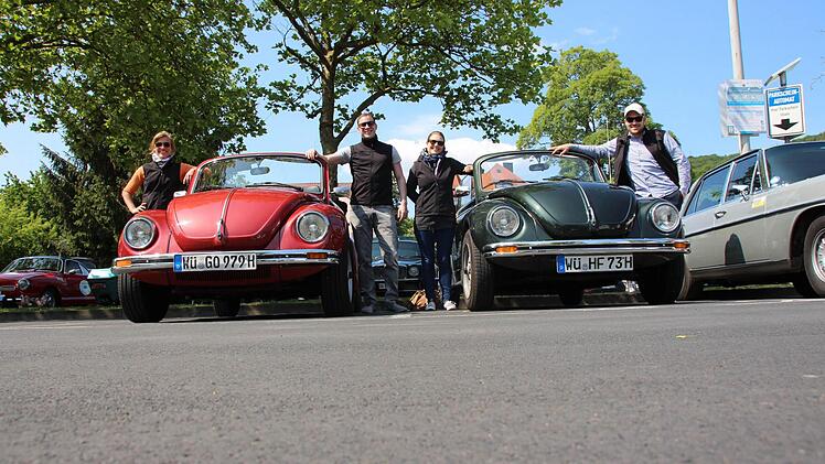 Zwei mal ist das Käfer-Cabrio-Team Firnkorn/Jung vertreten. Den roten VW fahren Herbert Heiß und Marie Firnkorn, den grünen Fabian Jung und Lotte Firnkorn.  Fotos: Benedikt Borst(4)/Thomas Malz(2)