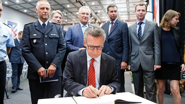Die erste Seite im Goldenen Buch wurde für Thomas de Maizière aufgeschlagen. Foto: Matthias Hoch