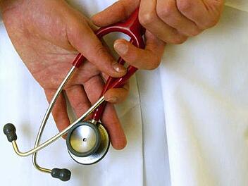 Ein falscher Arzt hat am Mittwoch in Nürnberg eine 83-Jährige bestohlen. Symbolbild: Patrick Pleul/dpa