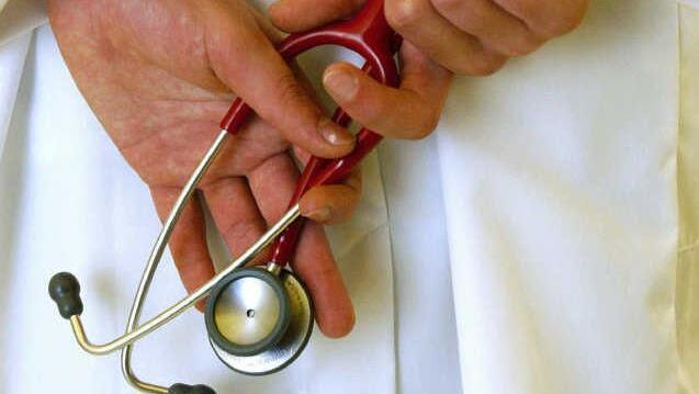 Ein falscher Arzt hat am Mittwoch in Nürnberg eine 83-Jährige bestohlen. Symbolbild: Patrick Pleul/dpa