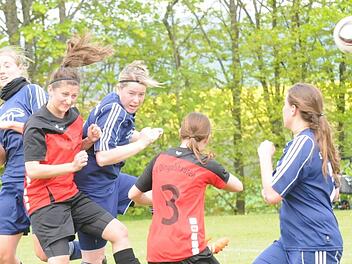 Mit vollem Einsatz ins Kopfballduell: die Albertshäuserinnen (von links) Louisa Friedrich, Laura Hauck und Mirjam Halbig. Foto: ssp