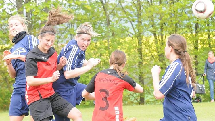 Mit vollem Einsatz ins Kopfballduell: die Albertshäuserinnen (von links) Louisa Friedrich, Laura Hauck und Mirjam Halbig. Foto: ssp