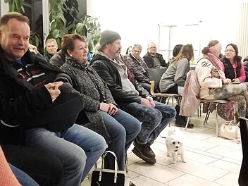 Im Publikum saßen auch einige Hunde, die sich vorbildlich benahmen.Foto: Anette Schreiber