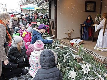 Derzeit zeigt die Großkrippe auf dem Schlüsselfelder Marktplatz die Verkündigungsszene. Foto: Evi Seeger