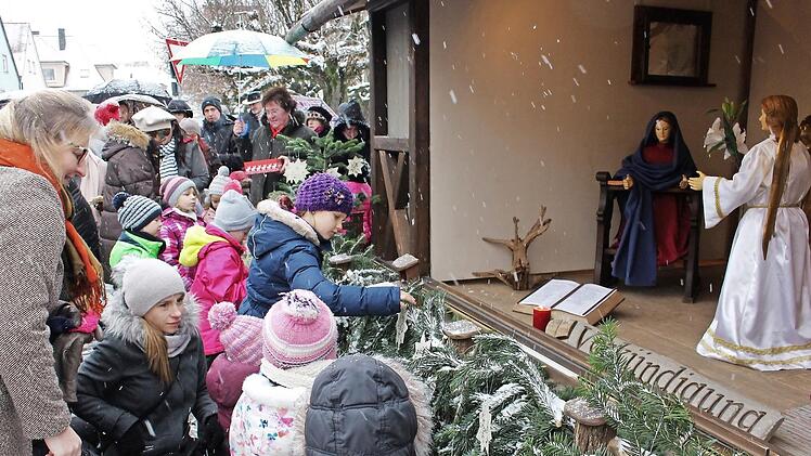 Derzeit zeigt die Großkrippe auf dem Schlüsselfelder Marktplatz die Verkündigungsszene. Foto: Evi Seeger