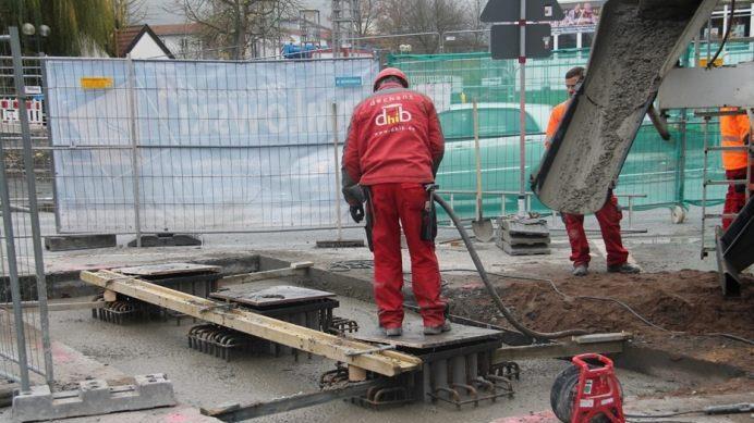 Hier stecken die Mehrkosten bei der Großbaustelle: Sicherheitspoller mussten eingebaut werden.  Foto: Stadt Kulmbach