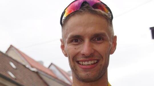 So sehen Sieger aus: Der Mainrother David G&auml;rtlein entschied souver&auml;n den Halbmarathon f&uuml;r sich. Foto: Mario Deller