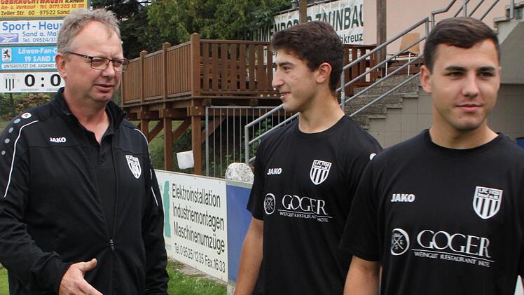 Trainer Matthias Flachsenberger (links) bei letzten Anweisungen an seine Spieler, wie hier Christian Knoblach (2. von links).