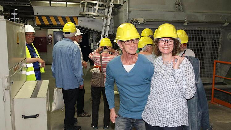 Die Führungen durchs Müllheizkraftwerk wurden rege wahr genommen - der Sicherheitshelm durfte nicht fehlen.  Fotos: Wolfgang Desombre