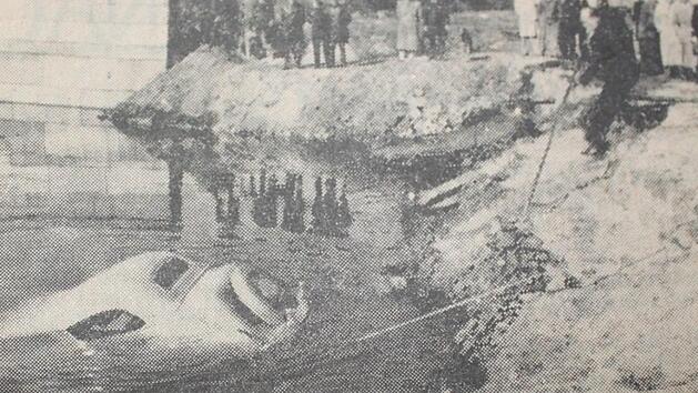 Die Bergung des Ungl&uuml;ckswagens auf dem N&uuml;rnberger Reichsparteitagsgel&auml;nde. Die vier Insassen &uuml;berlebten den Unfall nicht. Foto: FT-Archiv/Serwe jr.