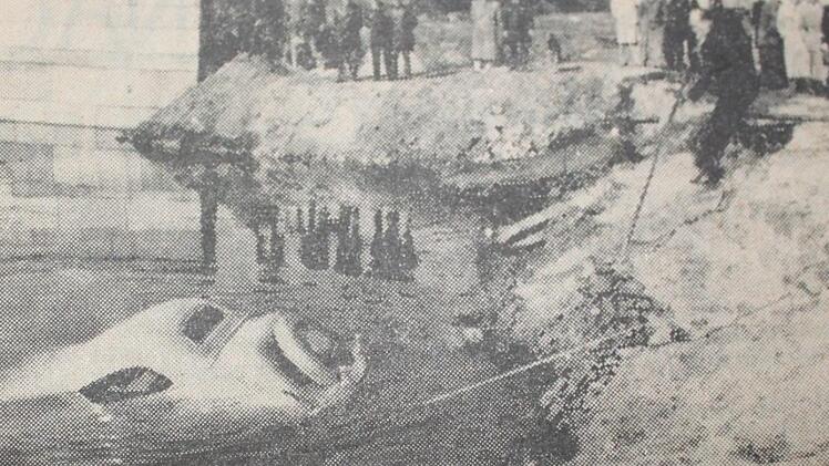 Die Bergung des Unglückswagens auf dem Nürnberger Reichsparteitagsgelände. Die vier Insassen überlebten den Unfall nicht. Foto: FT-Archiv/Serwe jr.