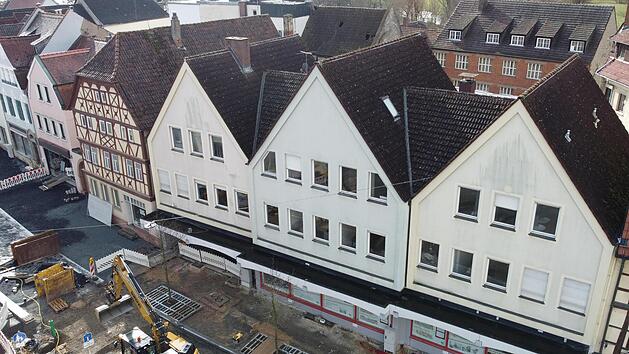 Seit Jahren steht das ehemalige Kupsch-Gel&auml;nde in der Bahnhofstra&szlig;e leer. Direkt davor befindet sich aktuell die Baustelle, m&ouml;glichst bald nach der Sanierung der Stra&szlig;e soll wieder Leben im Grundst&uuml;ck einkehren.