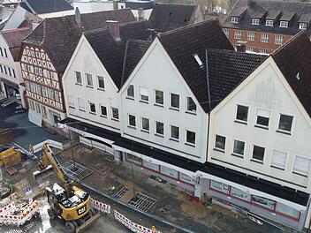 Seit Jahren steht das ehemalige Kupsch-Gelände in der Bahnhofstraße leer. Direkt davor befindet sich aktuell die Baustelle, möglichst bald nach der Sanierung der Straße soll wieder Leben im Grundstück einkehren.