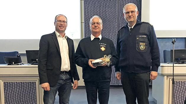 Alfred Bernhardt (Mitte) wird vom Sprecher des Leitungsteams Simon Croner und Kreisbrandinspektor Siegfried Hammrich verabschiedet.