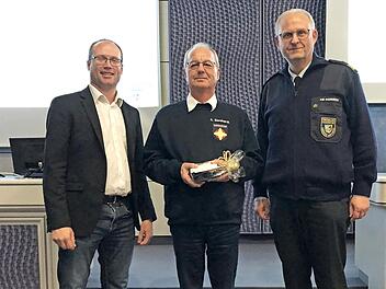 Alfred Bernhardt (Mitte) wird vom Sprecher des Leitungsteams Simon Croner und Kreisbrandinspektor Siegfried Hammrich verabschiedet.
