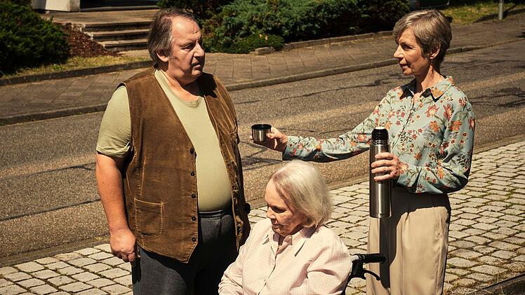 Nachbarn, direkt aus der Hölle: Gerlinde Wagner (Anna Stieblich, rechts), die ihre Mutter pflegt und schon mal Alkohol zur Unterstützung anwendet, und ihr Eigenbrötler-Nachbar Erwin Ramthor (Wolf Bachofner) verstehen sich nicht allzu gut. Wenn allerdings gemeinsame Nachbarn verschwinden, siegt die Zusammenarbeit!