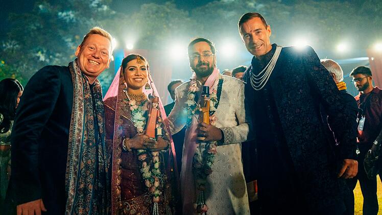 Auf ihrer Reise verschl&auml;gt es Kai Pflaume (rechts) und Jens "Knossi" Knossalla (links) unter anderem zu einer Hochzeit nach Indien.