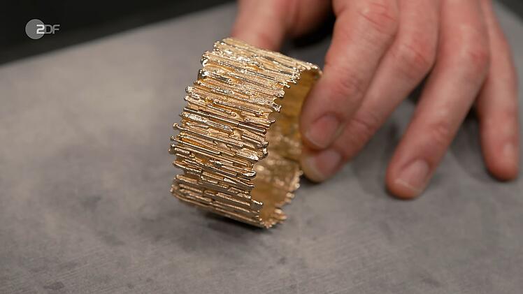 Der Goldarmreif aus den 1960er-Jahren wurde auf 4.800 bis 5.000 Euro gesch&auml;tzt. Susanne Steiger zahlte 5.000 Euro.