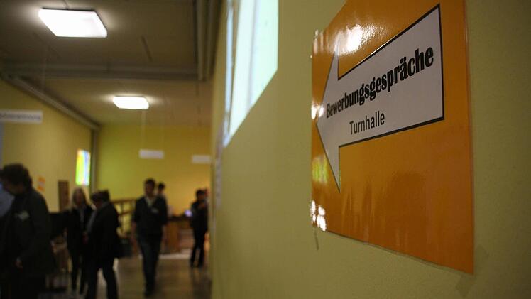 "Unser Rohstoff heißt Wissen", sagt Radu Ferendino. Eine gute Ausbildung und Anleitung von jungen Leuten hält die IHK für äußerst wichtig. Das Archivbild zeigt eine Szene von der Berufsbörse in der Friedrich-Bernbeck-Schule in Kitzingen. Foto: Julia Riegler (Archiv)